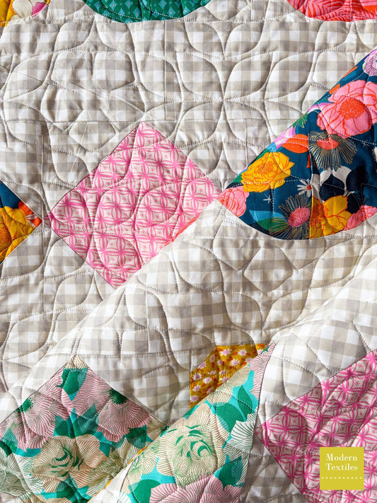 Hibiscus Peel Pantograph: Stunning Beads Quilt with Modern Quilting Design