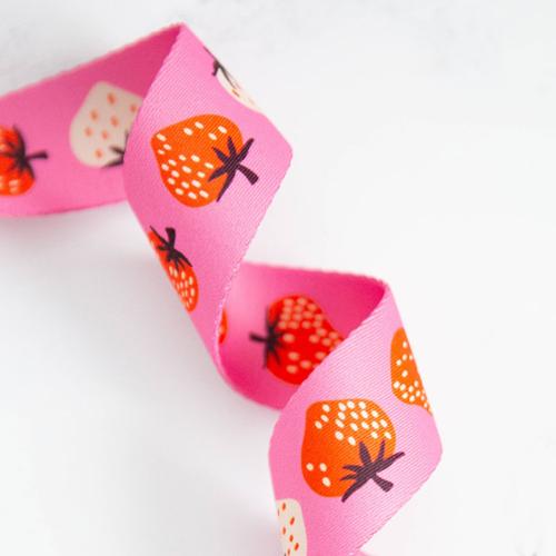 Strawberry in Daisy- 1.5" Webbing